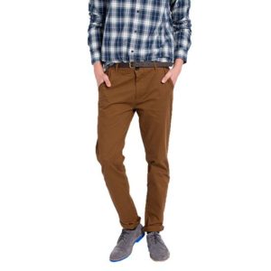 pantalon en velours côtelé et chemise à carreaux