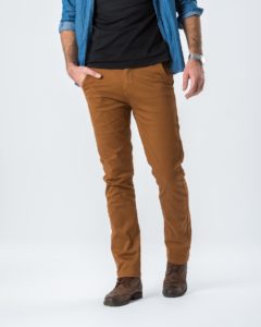 calça marrom com camisa jeans