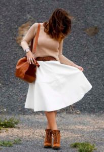 Botas marrons com vestido branco