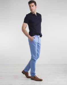 blaue Hose mit schwarzem T-Shirt