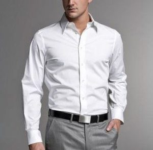 homme en chemise blanche