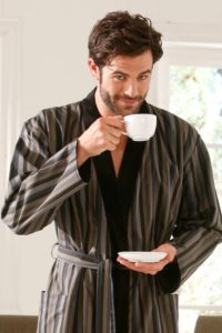 Style of men's wraparound robe