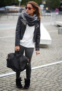 Tragetasche und Lederjacke