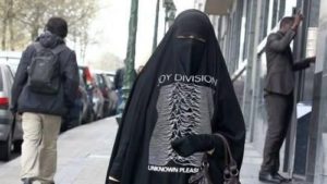 kvinne i burka på gaten