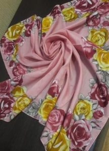 maalikabok na rosas na scarf