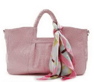 bolso rosa con bufanda