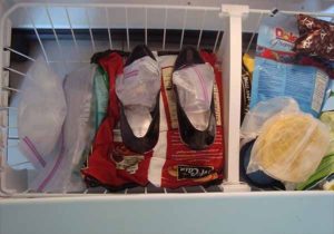 Ibuhos ang tubig sa isang bag at ilagay ito sa sapatos at sa refrigerator