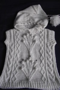 gilet blanc sans manches avec capuche pour fille