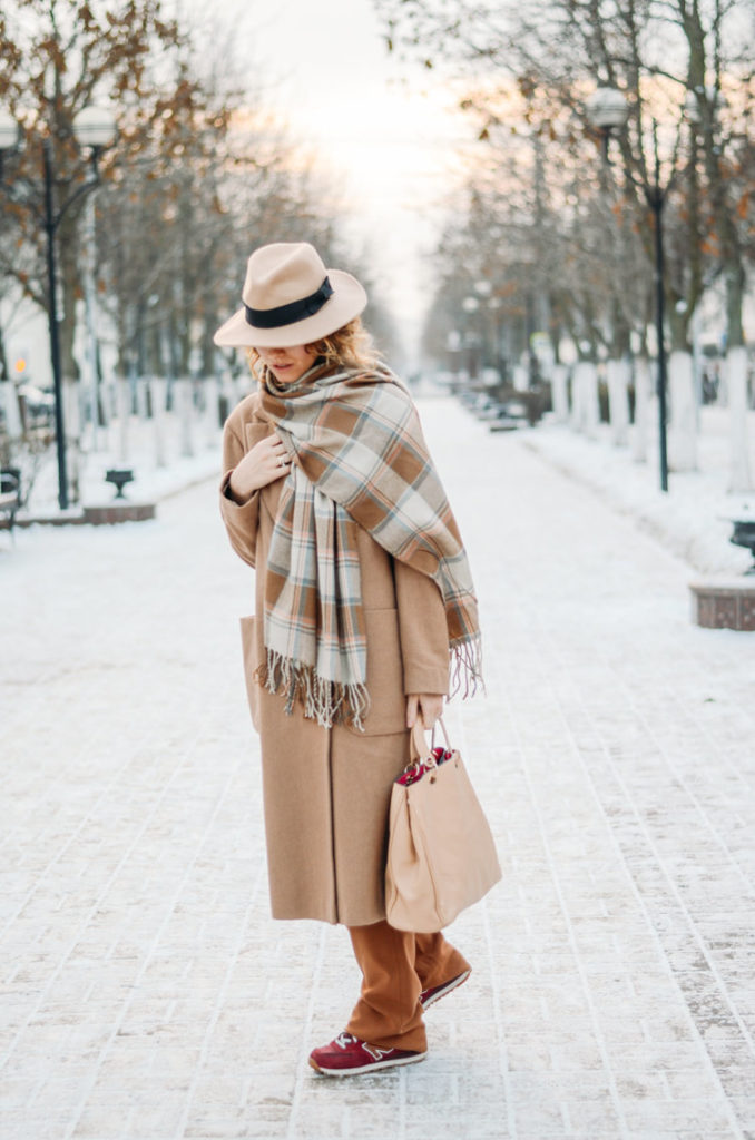 Scarf para sa isang beige coat