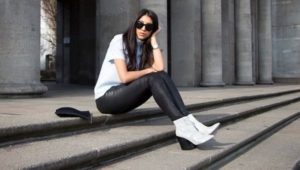 bốt trắng với quần legging đen