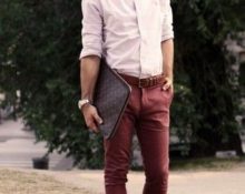 cosa indossare con i pantaloni da uomo bordeaux