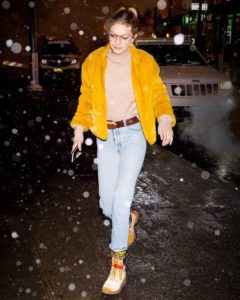 casaco de pele amarelo com jeans