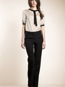 klassieke broek lichte blouse