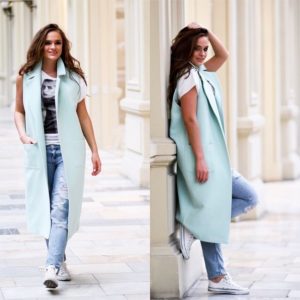 gilet lungo blu con jeans