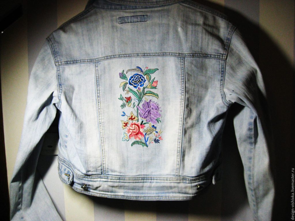 broderie sur une veste en jean