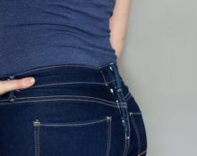 cuci i pantaloni lungo la cucitura centrale