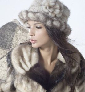 Fur hat sa ibabaw ng mink coat