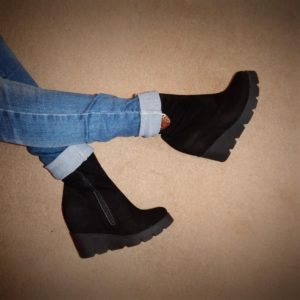 Bottes noires en daim avec un jean