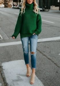 Jersey de cuello alto de punto verde con jeans.