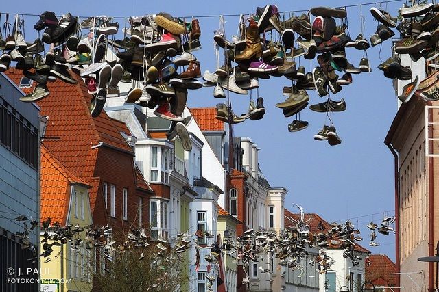 Stiefel an Drähten