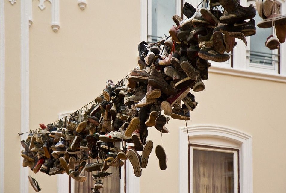 Stiefel an Drähten