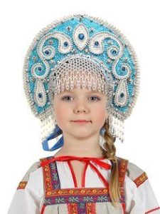 garota em um kokoshnik azul