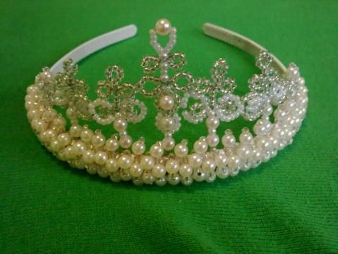 karoliukais puošta tiara