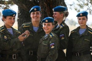 chicas con boinas militares