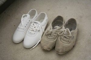 scarpe da ginnastica prima e dopo il lavaggio