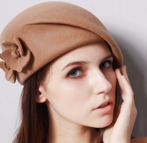 meisje in een beige baret