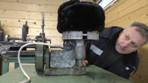 Stiramento professionale di cappelli di pelliccia