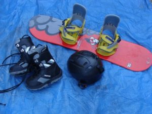 attrezzatura e scarponi da snowboard