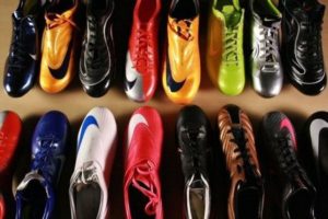 différentes chaussures de football