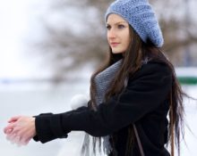 ragazza con un cappello lilla