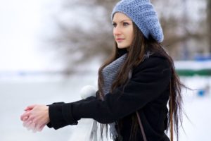 ragazza con un cappello lilla