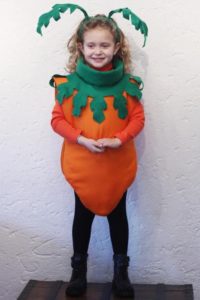 DIY carrot costume para sa mga batang babae