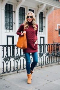 roter Pullover mit roten Stiefeletten