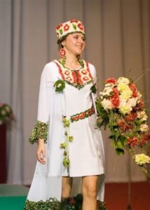 Traje nacional de Mari para boda.