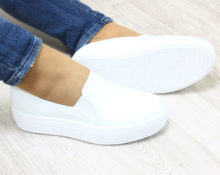 Beyaz slip-on'larla ne giyilir?