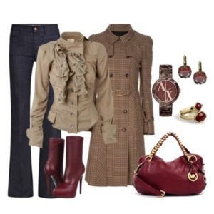 trench coat e botas bordô