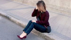 jeans with burgundy shoes