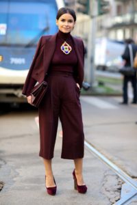 jupe-culotte avec des chaussures bordeaux