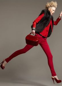 costume rouge avec des chaussures bordeaux