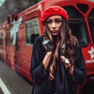 fille dans un béret rouge sur fond de train