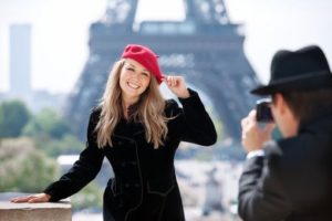 dans un manteau noir et un béret rouge