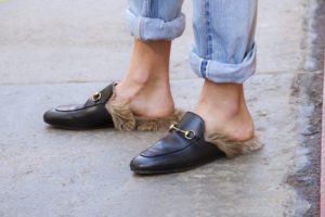 loafers dengan bulu dan seluar jeans