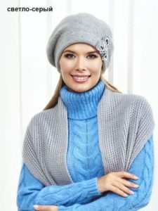 Béret gris avec pull bleu