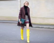 botas amarelas com cardigan