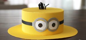 Cappello giallo con decoro occhiali