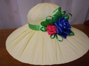 Cappello fai da te con fiori